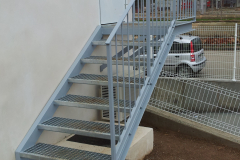 Escalera entrada en acero galvanizado acabado gris