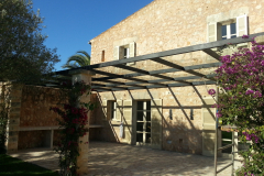 Pergola acero al carbono en acabado negro forja con mimbre y cristal 5+5