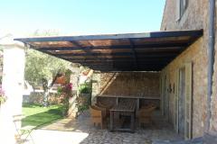 Pergola acero al carbono en acabado negro forja con mimbre y cristal 5+5