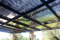 Pergola acero al carbono en acabado negro forja con mimbre y cristal 5+5