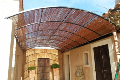 Pergola acero al carbono en acabado negro forja y mimbre