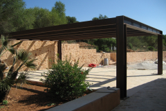 Pergola acero al carbono con policarbonato y mimbre