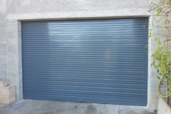 Puerta enrollable acero galvanizado lacada gris RAL 7016 con automatismo