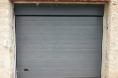 Puerta seccional  acanalada con dintel superior gris RAL